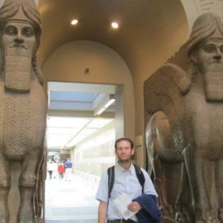 At the gates of Nimrud in the British Museum conquered in the 7th century by the rising Babylonian Empire. To hear more about the growth of the Babylonian Empire and the fall of the House of David tune in to my podcast also viewable on Scoutisrael YouTube channel (search for Scoutisrael on YouTube)
#ancienthistory #jewishhistory #jewishhistorypodcast #historypodcast #britishmuseum #nimrud #gatesofnimrud