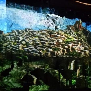 First Temple Jerusalem from around the time of Jeremiah projected on the walls of the City of David archaeological park. For more information about Jeremiah see my podcast on YouTube https://youtu.be/H4GJchzg8Rw
Also subscribe and share!
#historypodcast #ancienthistory #jewishhistorypodcast #jewishhistory #jerusalem #jeremiah #jeremiahpodcast